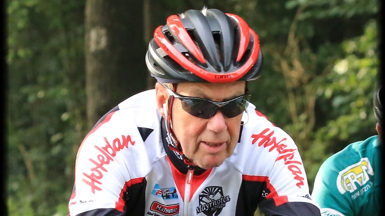 Pieter Rijnbeek (74) op zijn geliefde racefiets.