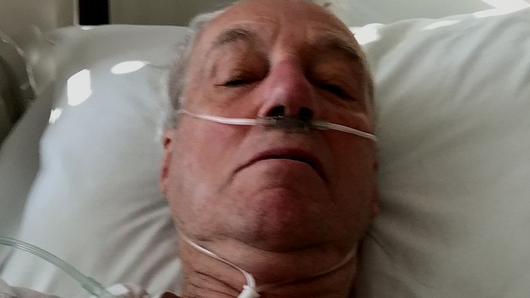 Pieter Rijnbeek (74) krijgt extra zuurstof toegediend in het ziekenhuis.