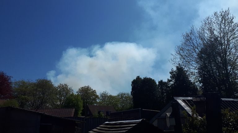 Rookwolken te zien boven Deurne.