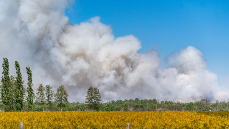 De brand woedt volgens de brandweer in moeilijk bereikbaar gebied. (Foto: Sem van Rijssel - SQ Vision Mediaprodukties)