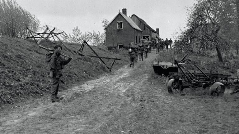 De commando's tijdens hun actie in de Biesbosch (foto: IWM) 