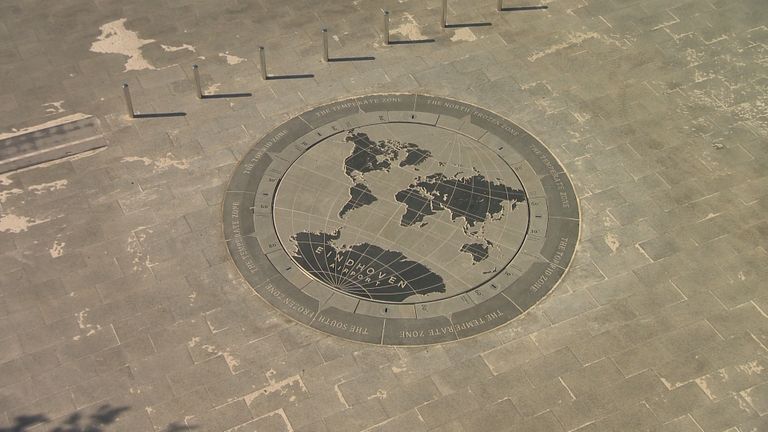 De wereldbol in steen bij Eindhoven Airport.