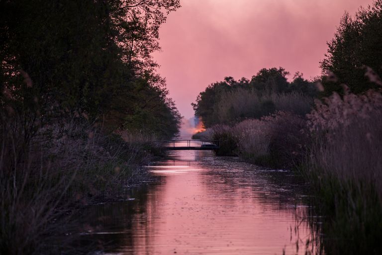 De lucht kleurt boven het Deurnes Kanaal door de hevige brand bij zonsondergang (foto: Joyce van Dijk Fotografie)