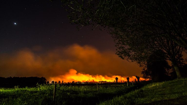 Hevige brand woedt nog altijd in Deurnese Peel (foto: Joyce van Dijk Fotografie)