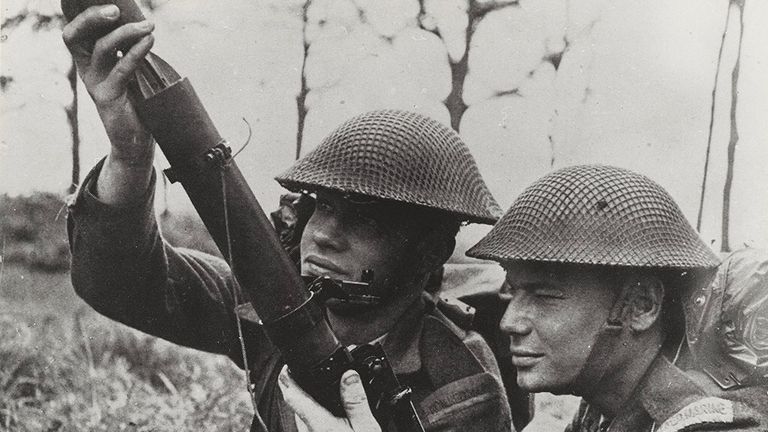 Mariniers in de Prinses Irene Brigade en een mortier (foto: NIMH)