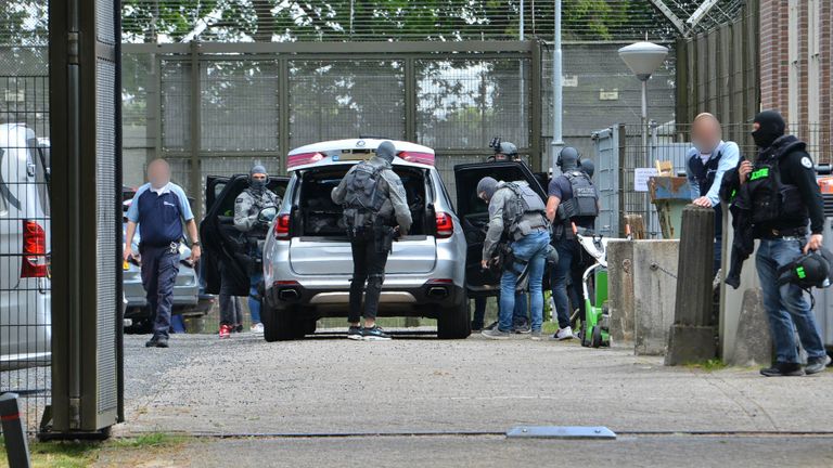 Het arrestatieteam verzamelt zich.(foto: Perry Roovers/SQ Vision Mediaprodukties)