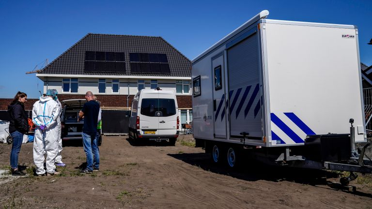 Twee doden gevonden in huis in Made. (foto: Marcel van Dorst/SQ Vision)