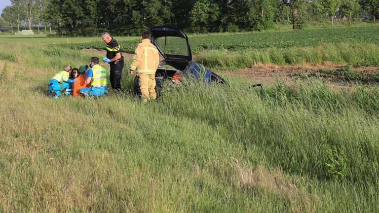 Een auto belandde in de sloot. (Foto: Harrie Grijseels / SQ Vision)