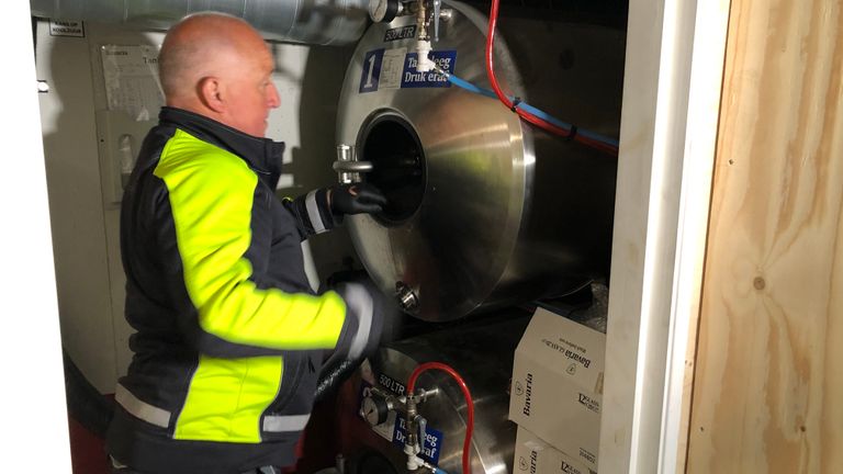 De tank van de kroeg wordt klaargemaakt (Foto: Alice van der Plas) 