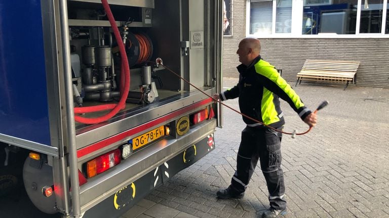 Robert Otten levert bier aan een kroeg in Eindhoven (Foto: Alice van der Plas)