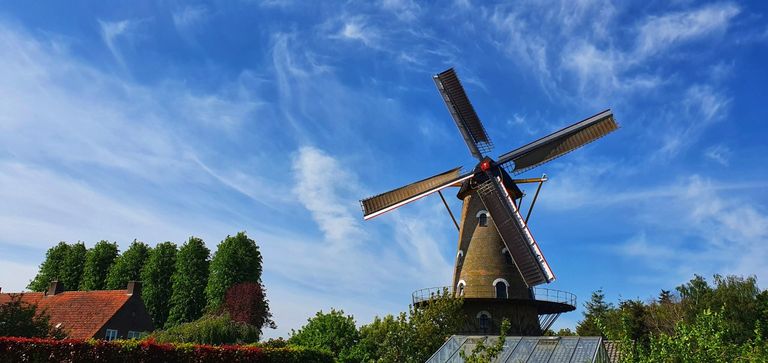 De Kerkhovense molen in oisterwijk mixt de wolken door elkaar. Foto: Henk Biesheuvel.