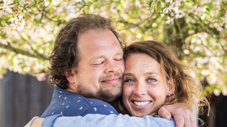 Boer Jan kan zijn geluk niet op met zijn Nienke (Foto: KRO-NCRV).