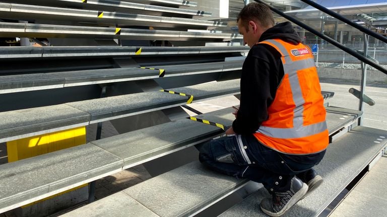 Een lint wordt aangebracht op een station. (Foto: NS) 