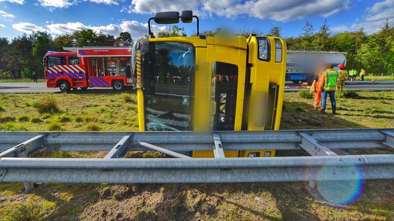 Een van de andere beschadigde vrachtwagens. (Foto: Rico Vogels / SQ Vision)