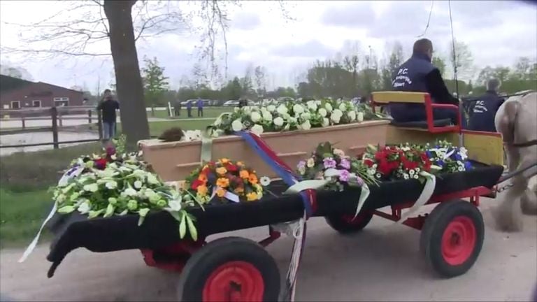 De 'laatste ronde' van Cor over de manege in Zijtaart.