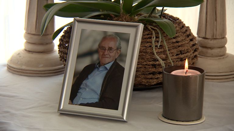 De foto van Cor bij zijn weduwe thuis. 