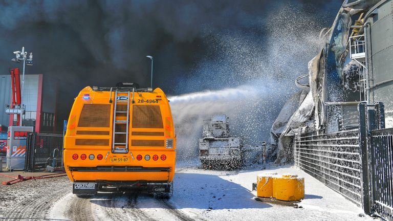 De brandweerwagen brandde uit (foto: Rico Vogels SQ Vision Mediaprodukties)