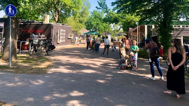 Drukte voor de poort bij de weer geopende boerderij Wolfslaar in Breda (foto: Raoul Cartens).