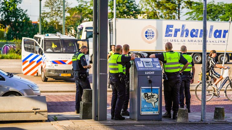 Op verschillende plekken verzamelen agenten zich. (foto: Sem van Rijssel/SQ Vision Mediaprodukties)