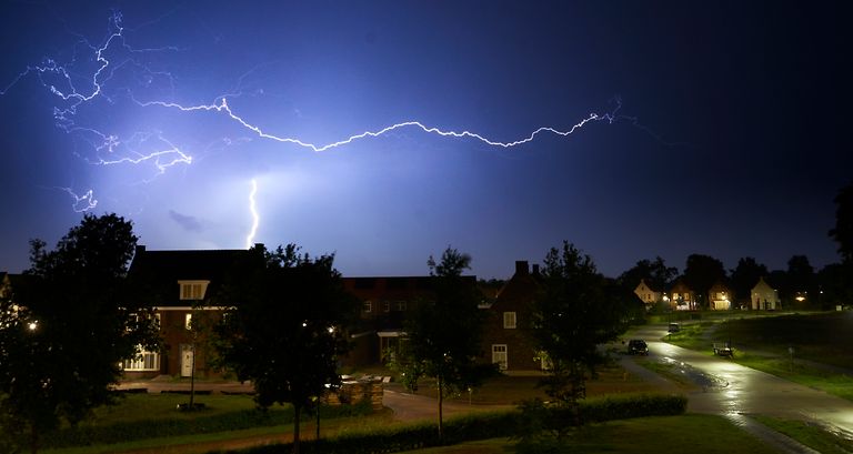 Bliksem boven Beek en Donk (foto: Rob van Kaathoven).