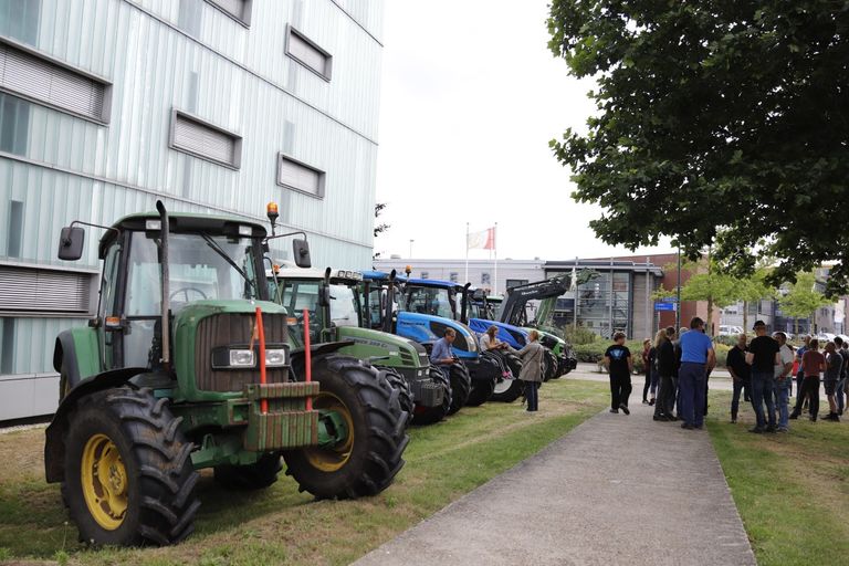 De boeren hebben zich bij het politiebureau in Cuijk verzamelt om aangifte te doen (Foto: SK-Media).