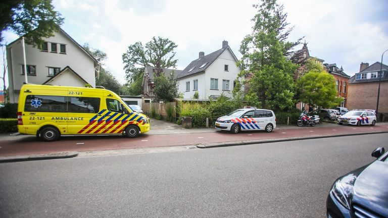Een ambulance en politieauto bij de Molenstraat (Foto: Pim Verkoelen).