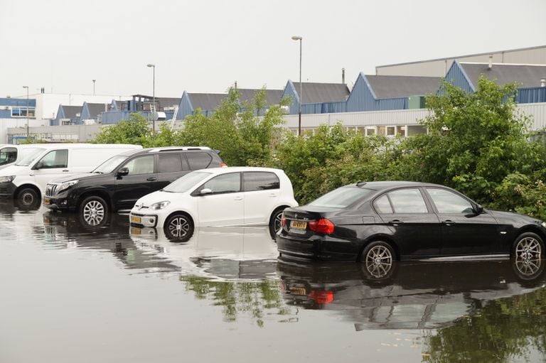 Een ondergelopen parkeerplaats (Foto: Erik Haverhals).