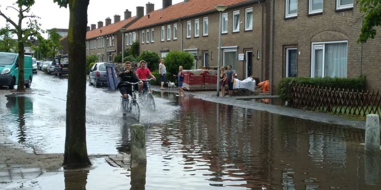 De ondergelopen Oranjelaan in Vlijmen (Foto: Carin Dekkers). 