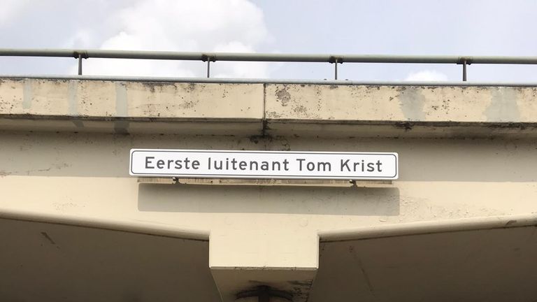 Het viaduct boven de Heukelomseweg in Berkel-Enschot draagt de naam van militair Tom Krist. 