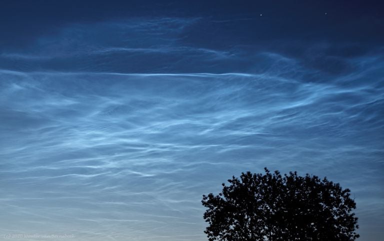 De wolken boven Gilze vrijdagnacht (foto: Wouter van Bernebeek).