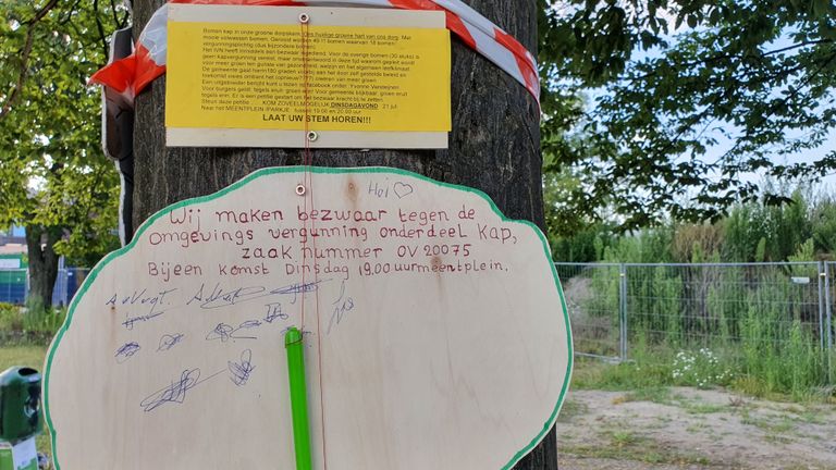Handtekeningen worden op houten bordjes verzameld (foto: Lola Zopfi).