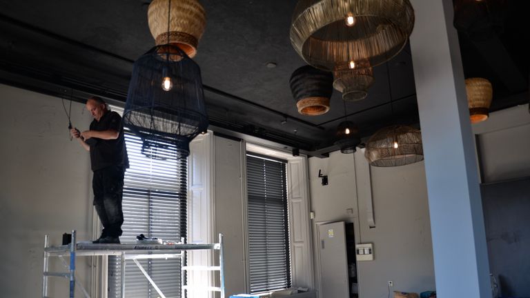 De lampen worden opgehangen in het nieuwe restaurant De Rozario.
