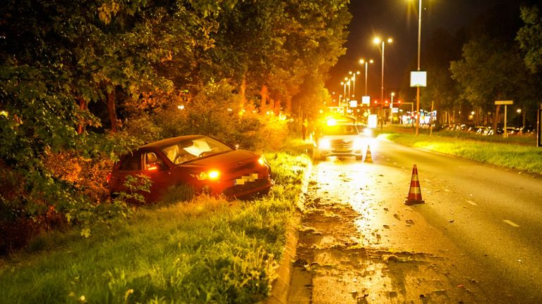 De auto schoot van de weg (foto: Sem van Rijssel/ SQ Vision)