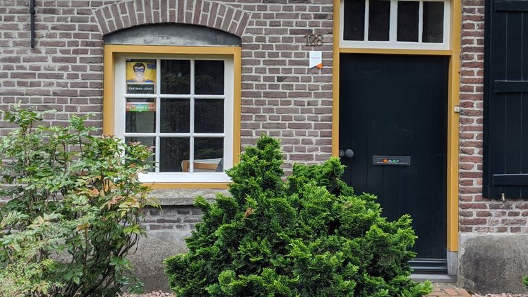 Ook dit huis heeft een poster voor de ramen (foto: Pascale van Deuren)