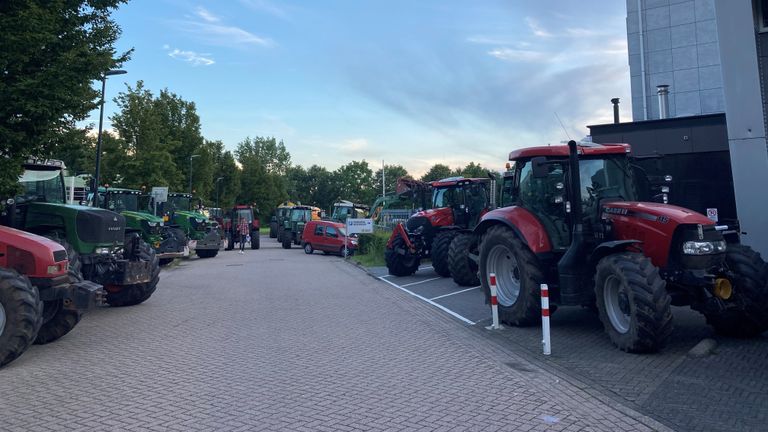 Boeren blokkeerden de weg bij het omroepgebouw (foto: Omroep Brabant).