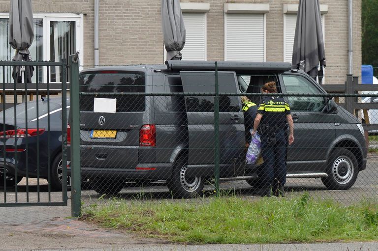 De politie deed na de vondst onderzoek op een locatie aan de Rijsbergseweg in Breda. . (foto: Perry Roovers/SQ Vision mediaprodukties).