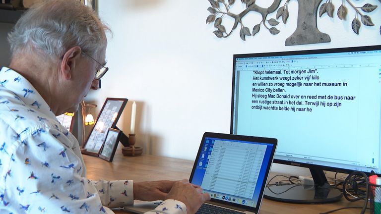 Buurman Paul tikt alle zinnen uit op de computer.