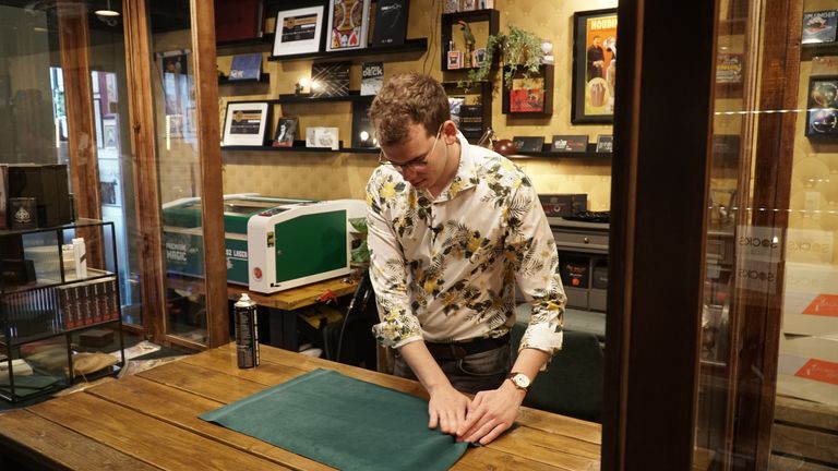 Sven maakt de goochelmatjes in zijn winkel in Veghel