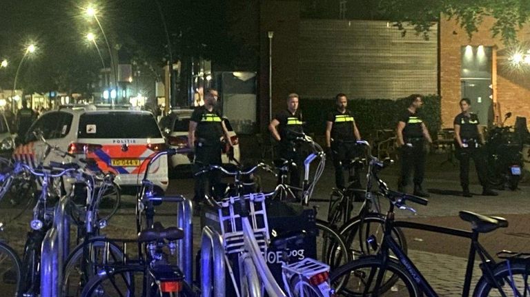 Maandagavond haalde de politie ook al vechtende jongeren uit elkaar. (Foto: Bart Meesters)