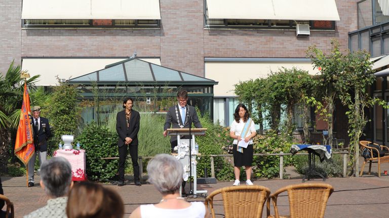 Burgemeester Depla spreekt de aanwezigen toe. (foto: Collin Beijk)