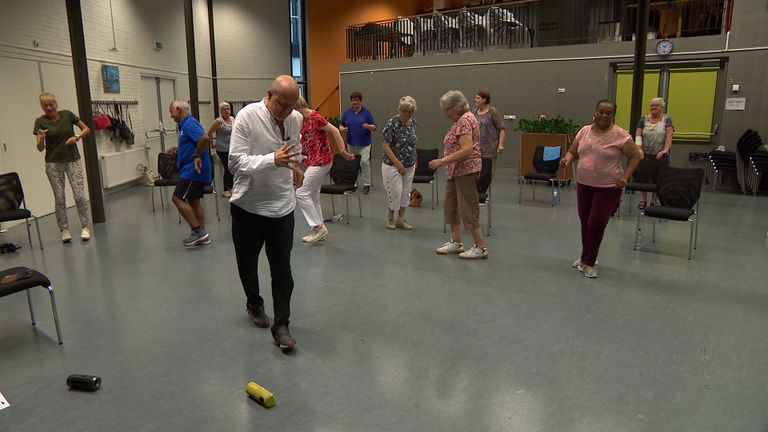 Andrew aan de slag met de ouderen.