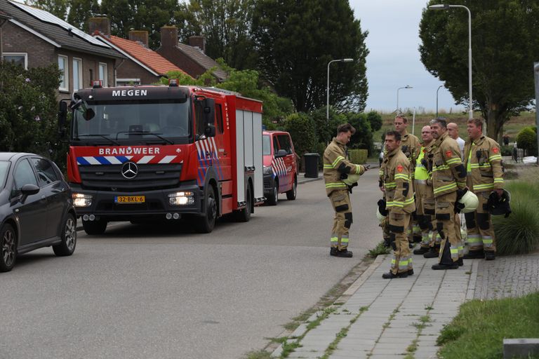 De brandweer is in de straat (foto: Gabor Heeres/SQ Vision).