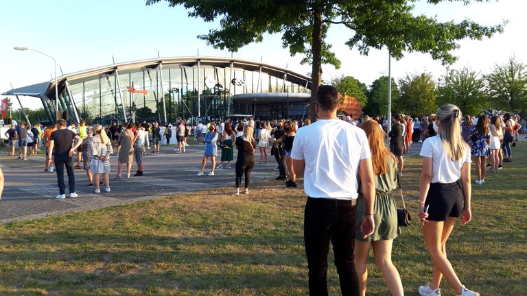 Iedereen verzamelde bij het station (foto: Remco de Ruijter).