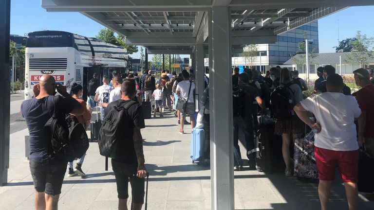 Mensen wachten buiten in de rij om met de bus naar Maastricht te gaan.