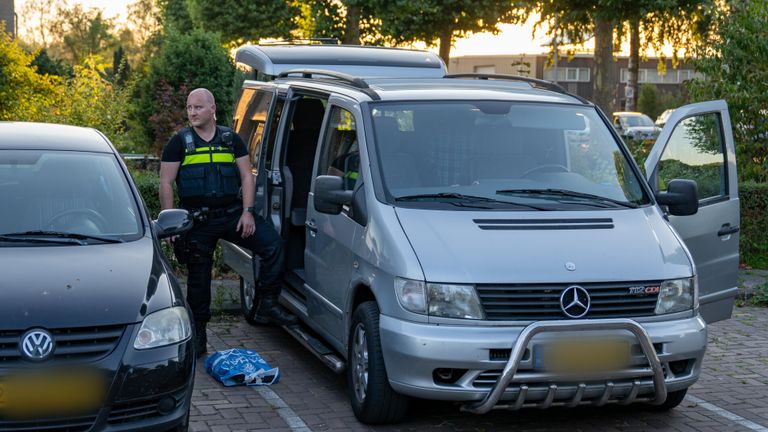 De politie doet onderzoek (foto: Iwan van Dun/SQ Vision Mediaprodukties).