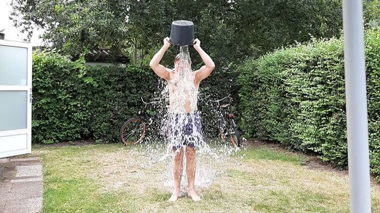 Esther van de Schoot stort af en toe een teiltje water over haar hoofd.