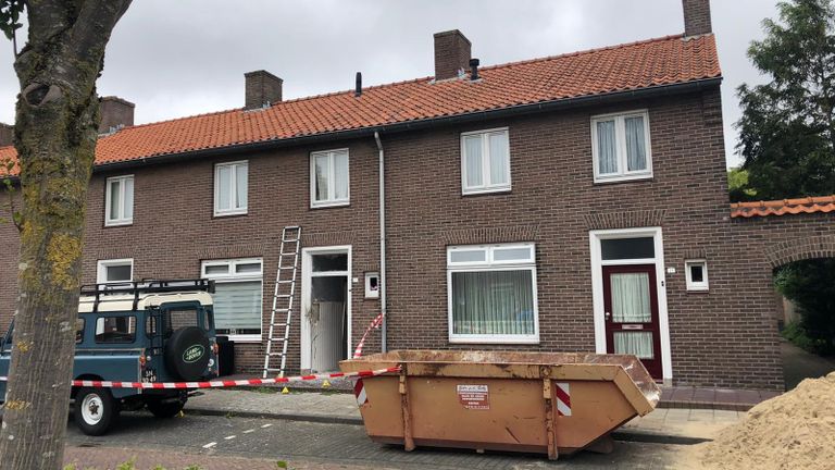 Een container staat klaar om puin te ruimen. (foto: René van Hoof)