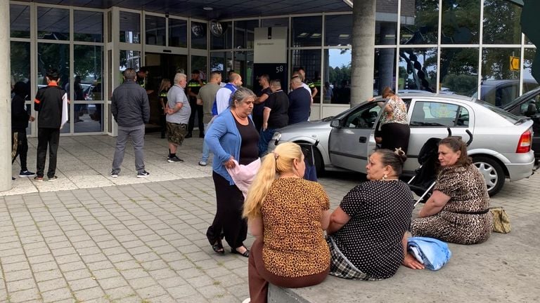 Tientallen familieleden zijn aanwezig (foto: Bart Meesters).