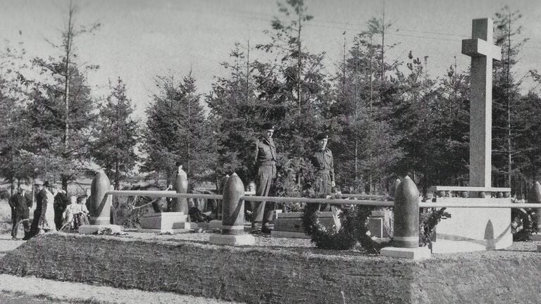 De ceremonie op 26 augustus 1945 (foto: Library Archives of Canada)