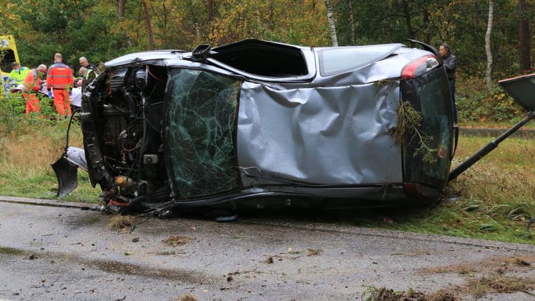 De auto liep veel schade op (foto: Harrie Grijseels / SQ Vision).